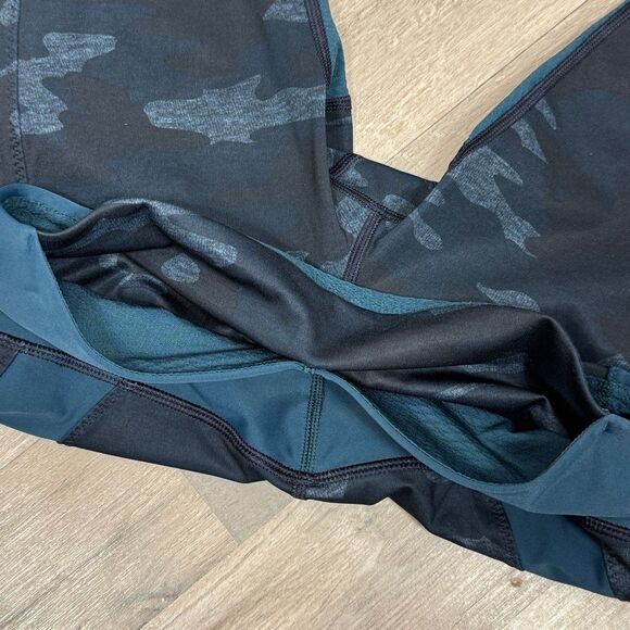 Lululemon Clip In Crop Capri Leggings Teal Blue Camo Size 6 Athletic Yoga - Picture 6 of 12